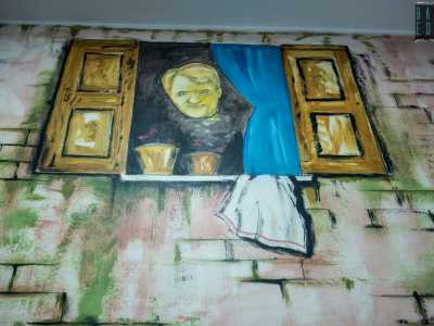 La nostra ultima tappa � sulla stessa strada, nel Magic Bar, dove troviamo un uomo sorridente che si affaccia da una finestrella...